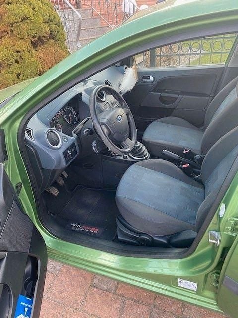 Gebraucht Ford Fiesta Ambiente 80 PS (58 kW) 2008 Grün Kleinwagen