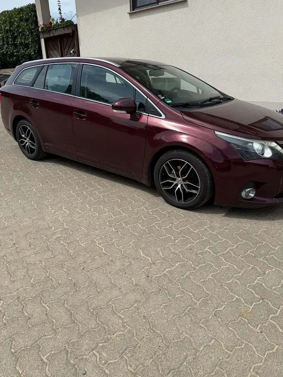 Gebraucht Toyota Avensis T2 124 PS (91 kW) 2012 Andere farben Kombi