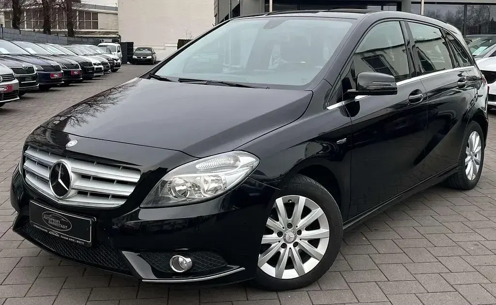 Gebraucht Mercedes B180 122 PS (89 kW) 2012 Kosmosschwarz  metalliclack Kleinwagen