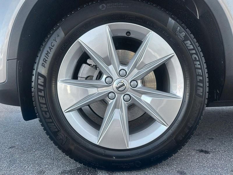 Neu Volvo XC40 Core 163 PS (119 kW) 2025 Aurora silver SUV