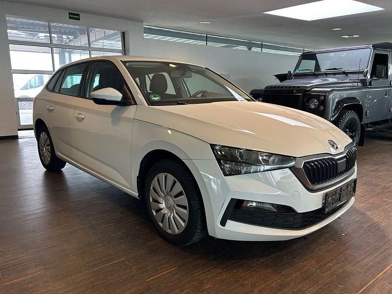 Weiß Gebraucht 2021 Skoda Scala Cool Plus Kleinwagen | 10.990 € (Fairer Preis) - Bild 1/4