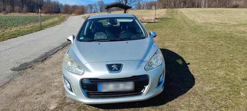 Gebraucht Peugeot 308 Active 120 PS (88 kW) 2012 Grau Limousine