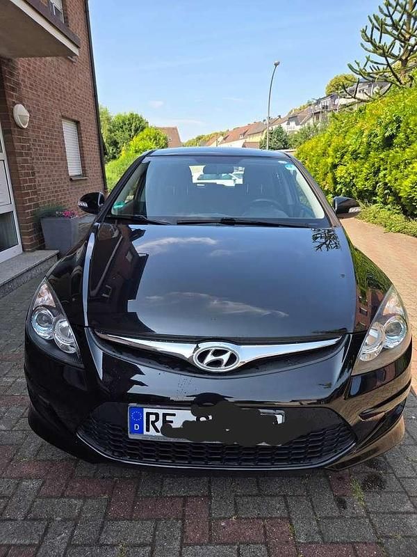 Schwarz Gebraucht 2012 Hyundai i30 Edition Limousine | 4.400 € (Etwas zu teuer) - Bild 1/4