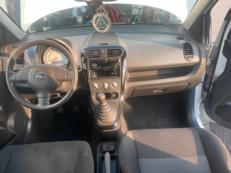 Gebraucht Opel Agila 60 PS (44 kW) 2009 Weiß Kleinwagen