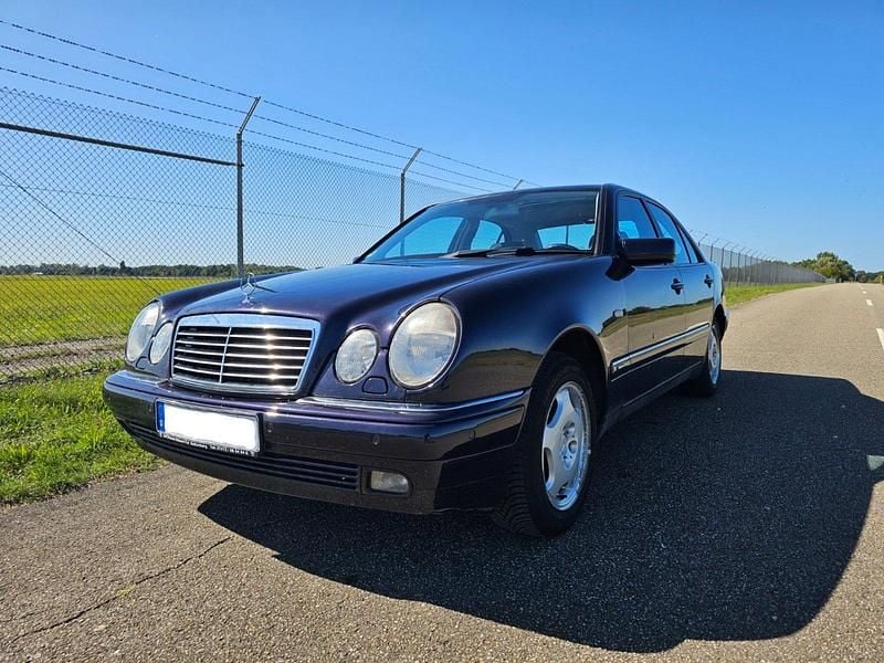 Violet Gebraucht 1998 Mercedes E320 Limousine | 2.100 € (Guter Preis) - Bild 1/4