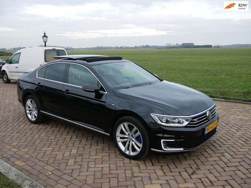Schwarz Gebraucht 2016 VW Passat GTE Limousine | 10.889 € (Guter Preis) - Bild 1/3