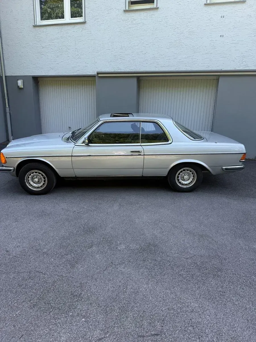Gebraucht Mercedes 280 185 PS (136 kW) 1978 Silber Coupé