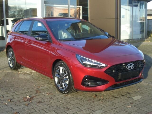 Ultimate red Neu 2025 Hyundai i30 Advantage Limousine | 27.990 € (Fairer Preis) - Bild 1/4