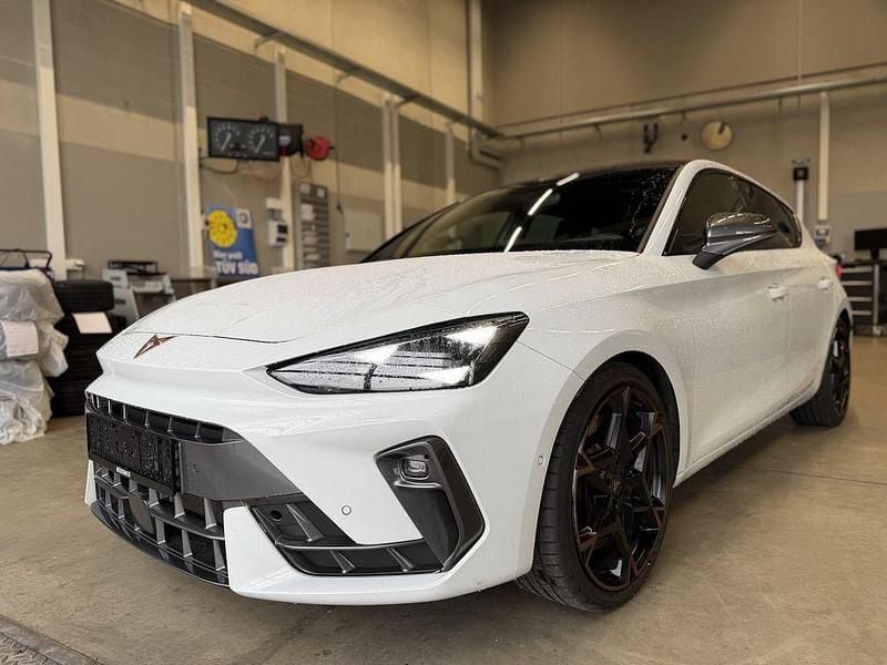 Weiß (nevada weiß) Gebraucht 2025 Cupra Leon VZ Limousine | 35.900 € (Superpreis) - Bild 1/4