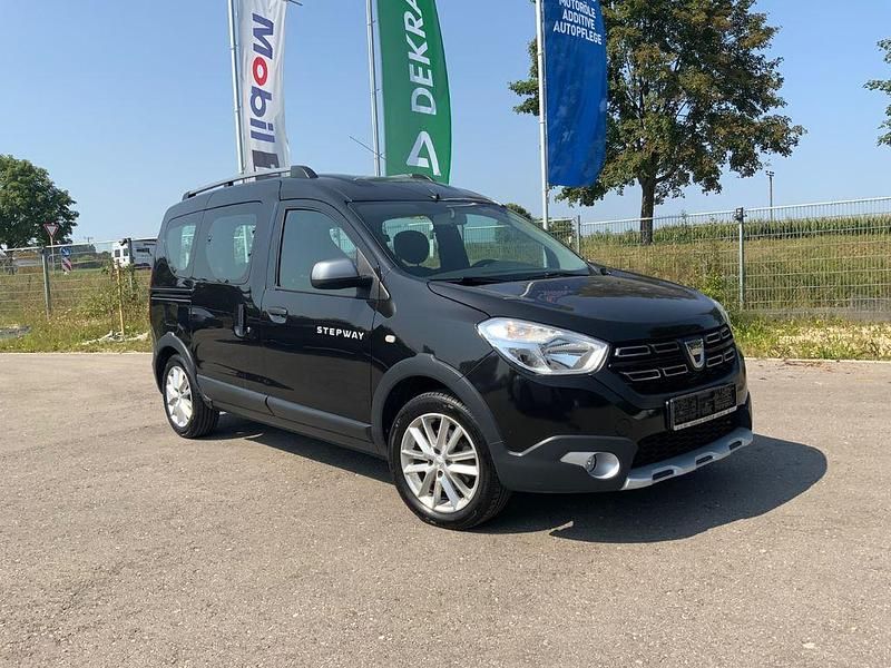 Schwarz Gebraucht 2018 Dacia Dokker Celebration Van | 9.290 € (Guter Preis) - Bild 1/4