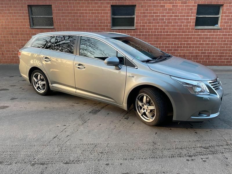 Grau Gebraucht 2009 Toyota Avensis Kombi | 5.800 € (Teuer) - Bild 1/4