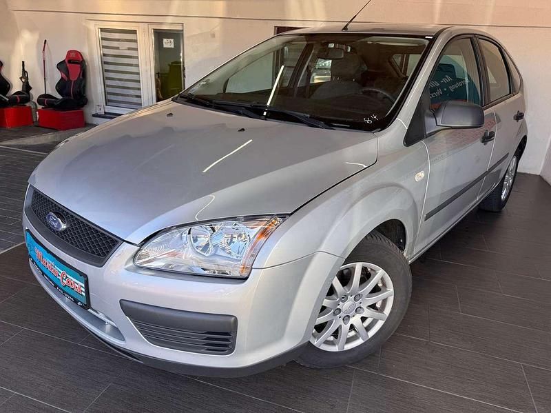 Silber Gebraucht 2005 Ford Focus Trend Limousine | 3.499 € (Etwas zu teuer) - Bild 1/4