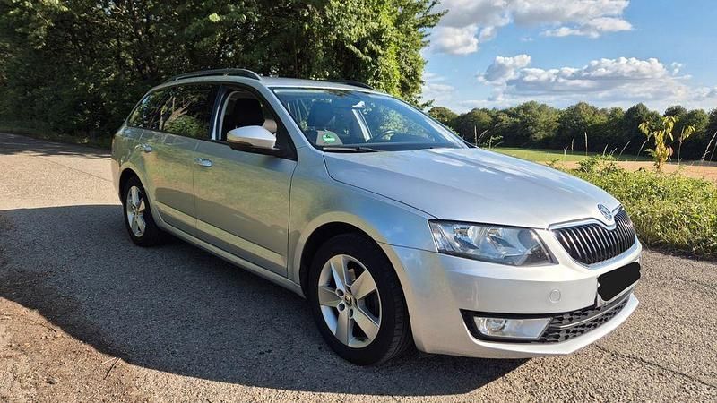 Grau Gebraucht 2014 Skoda Octavia Ambition Limousine | 4.700 € (Superpreis) - Bild 1/4