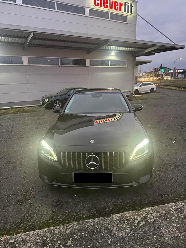 Schwarz Gebraucht 2018 Mercedes C180 AMG line Limousine | 26.000 € (Teuer) - Bild 1/4