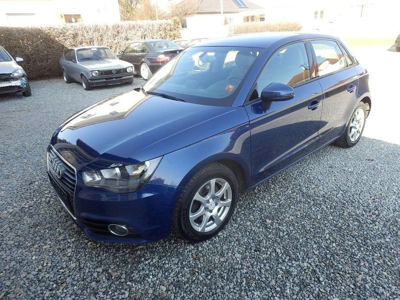 Gebraucht Audi A1 Attraction 122 PS (89 kW) 2013 Blau Kleinwagen
