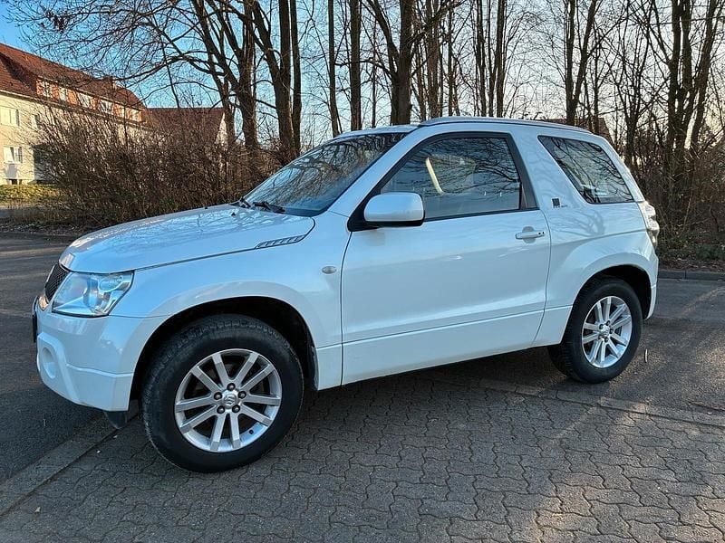 Weiß Gebraucht 2007 Suzuki Grand Vitara SUV | 6.390 € (Fairer Preis) - Bild 1/4