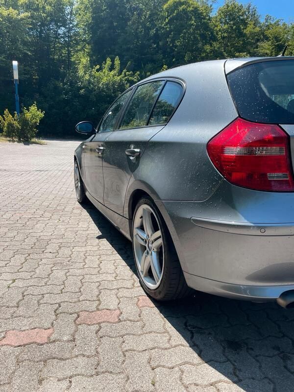 Grau Gebraucht 2008 BMW 116 Kleinwagen | 4.990 € - Bild 1/4
