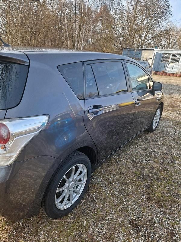 Gebraucht Toyota Verso 177 PS (130 kW) 2011 Braun Van / Kleinbus