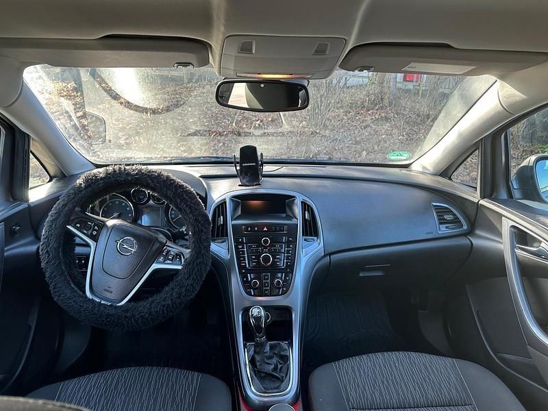 Gebraucht Opel Astra 140 PS (102 kW) 2013 Grau Limousine