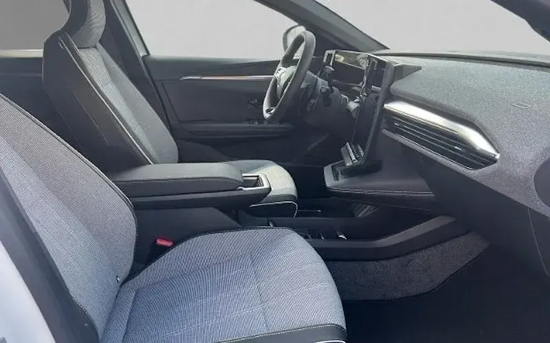 Używany Renault Megane E-Tech Techno 160 kW (218 KM) 2023 Biały Sedan/Limuzyna