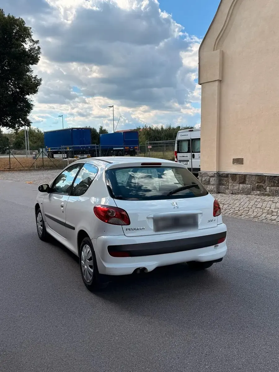 Gebraucht Peugeot 206+ 75 PS (55 kW) 2009 Weiß Kleinwagen