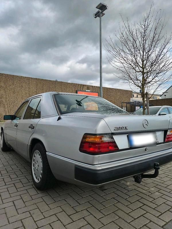 Gebraucht Mercedes E200 118 PS (86 kW) 1992 Silber Limousine