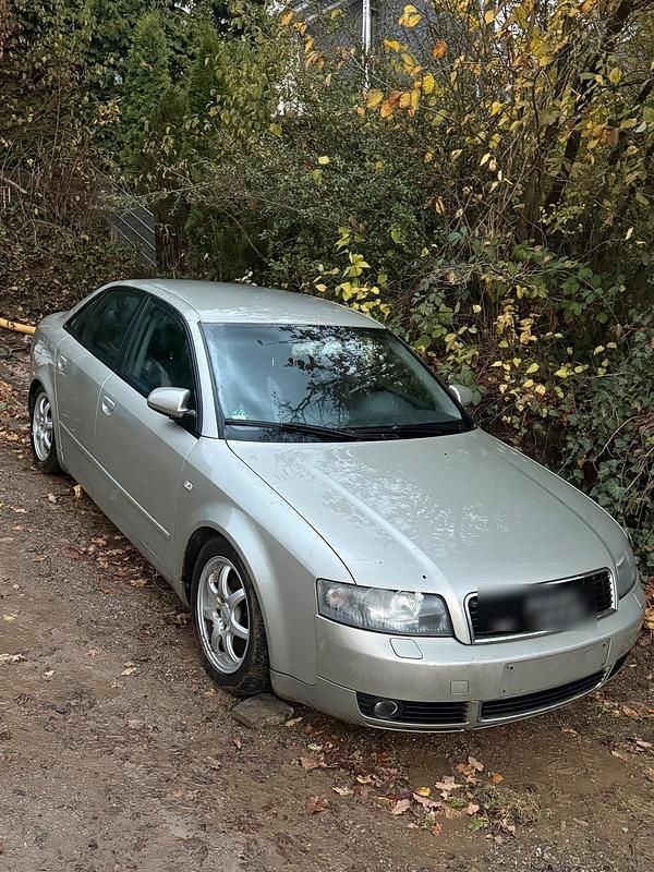 Gold Gebraucht 2004 Audi A4 Comfort Limousine | 1.000 € - Bild 1/4