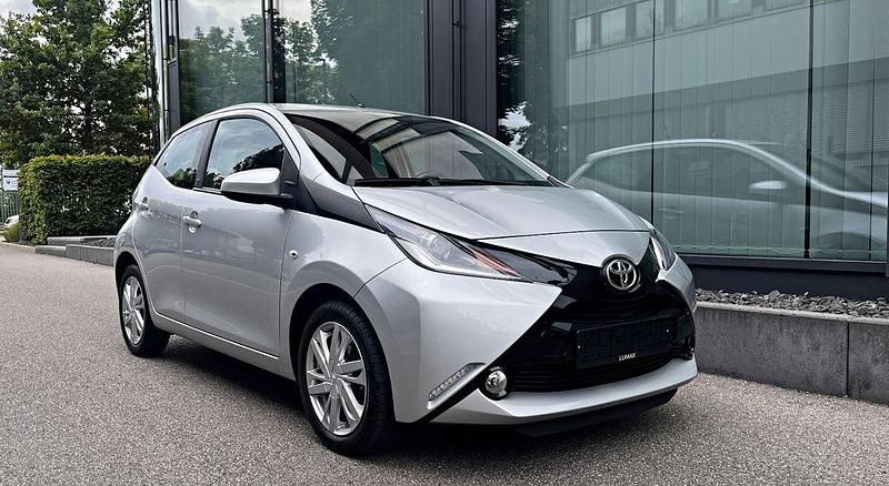 Silber Gebraucht 2018 Toyota Aygo X-play Kleinwagen | 8.700 € (Fairer Preis) - Bild 1/4