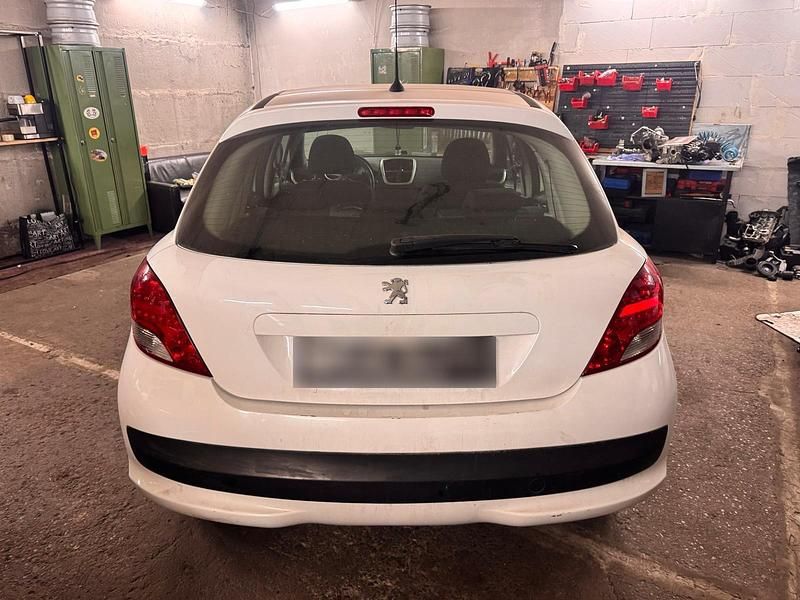 Gebraucht Peugeot 207 106 PS (77 kW) 2010 Weiß Kleinwagen