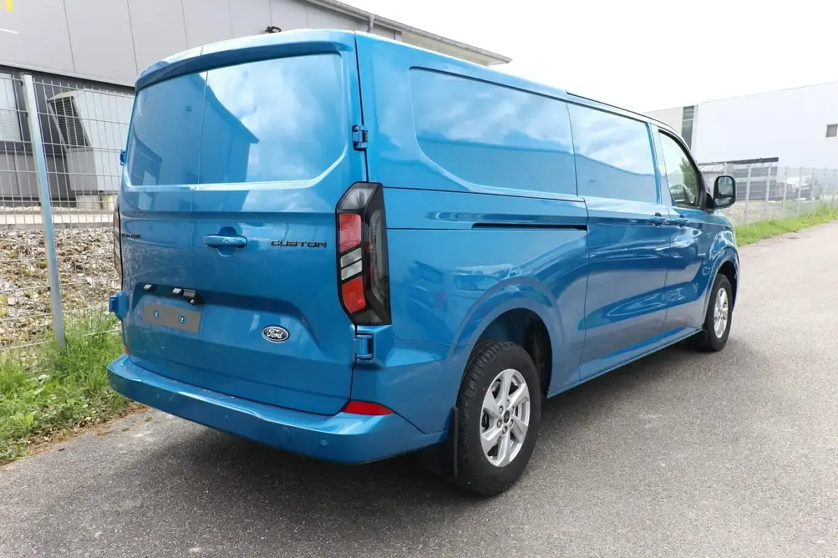 Neu Ford Transit Custom Limited 170 PS (125 kW) 2025 Chrome blue metallic Van / Kleinbus