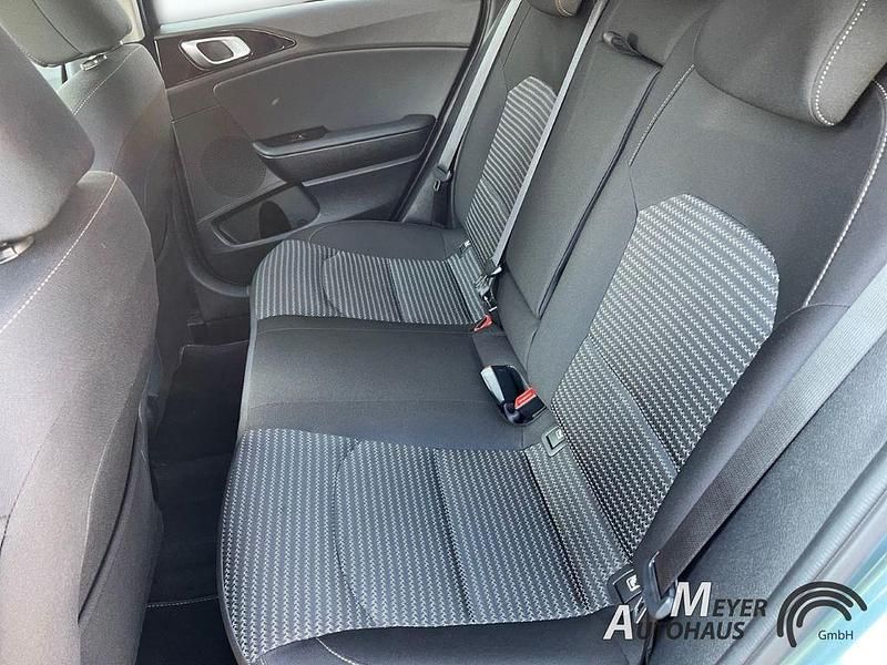 Gebraucht Kia Ceed 140 PS (102 kW) 2025 Yucca stahlgrau met. Kleinwagen