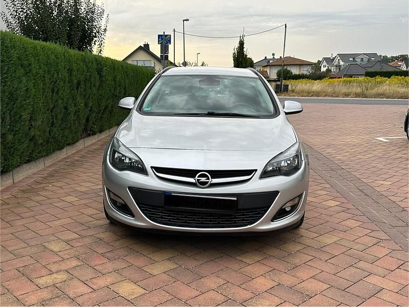 Grau Gebraucht 2013 Opel Astra Kombi | 3.900 € (Fairer Preis) - Bild 1/4