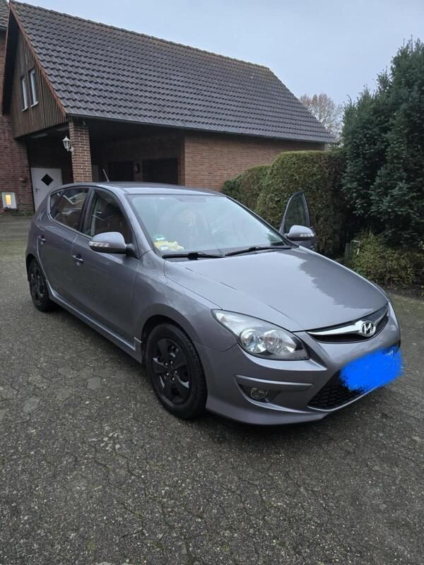 Grau Gebraucht 2012 Hyundai i30 Limousine | 4.400 € (Guter Preis) - Bild 1/4