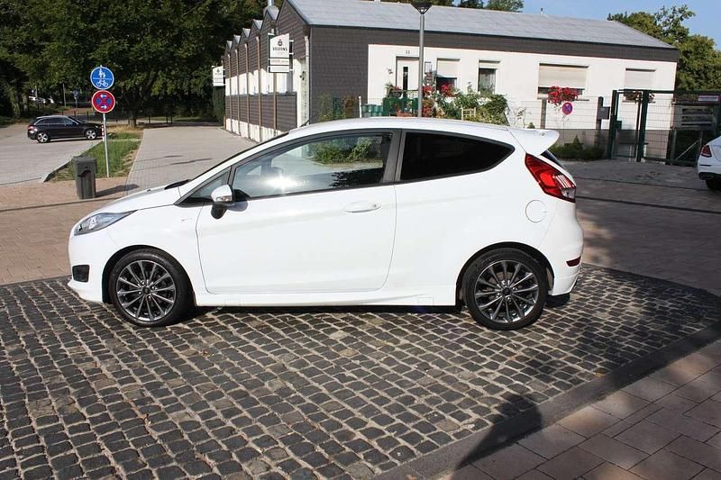 Weiß Gebraucht 2018 Ford Fiesta ST-Line Kleinwagen | 11.300 € (Fairer Preis) - Bild 1/4