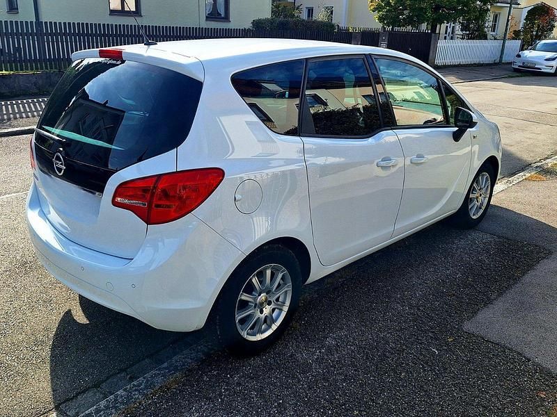 Weiß Gebraucht 2011 Opel Meriva Design Edition Van / Kleinbus | 5.500 € (Fairer Preis) - Bild 1/4