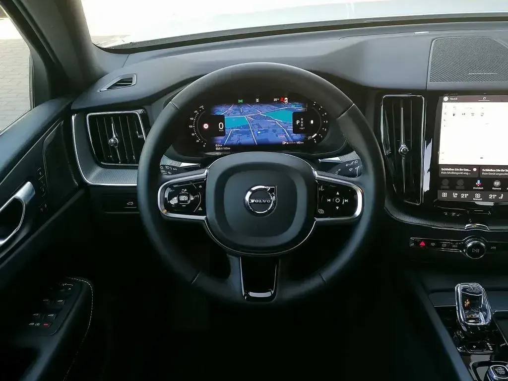 Gebraucht Volvo XC60 Plus 197 PS (144 kW) 2024 Weiß SUV