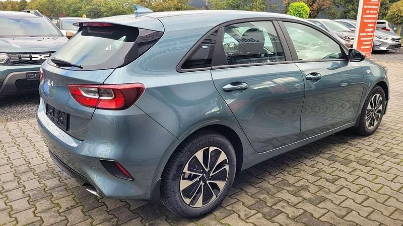 Neu Kia Ceed 140 PS (102 kW) 2025 Penta grau h8g Kleinwagen