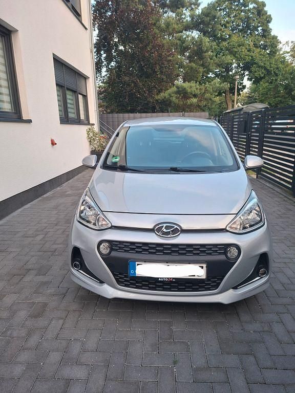 Silber Gebraucht 2019 Hyundai i10 Kleinwagen | 9.300 € (Fairer Preis) - Bild 1/4