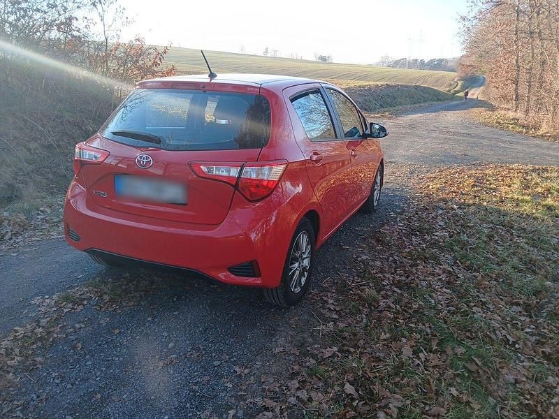 Gebraucht Toyota Yaris Comfort 111 PS (81 kW) 2017 Rot Kleinwagen