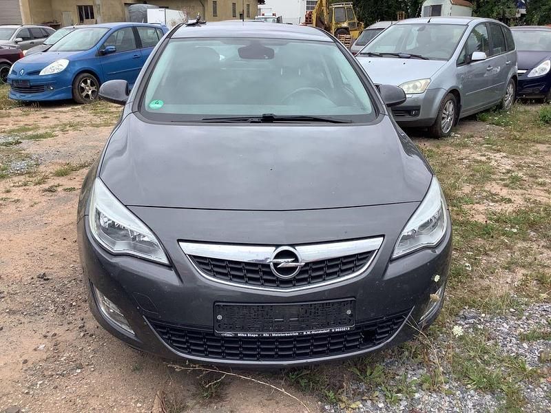 Grau Gebraucht 2010 Opel Astra Edition Limousine | 2.650 € (Guter Preis) - Bild 1/4