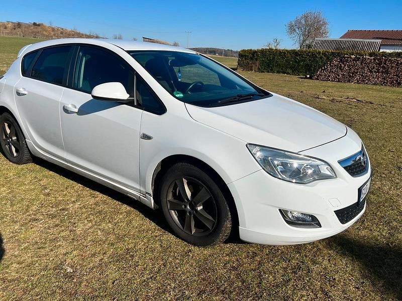 Gebraucht Opel Astra 140 PS (102 kW) 2012 Weiß Limousine