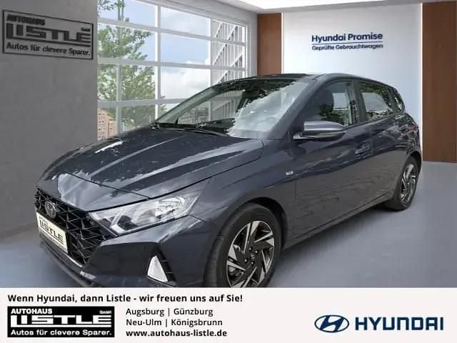 Grau Gebraucht 2022 Hyundai i20 Trend Limousine | 18.985 € (Fairer Preis) - Bild 1/4