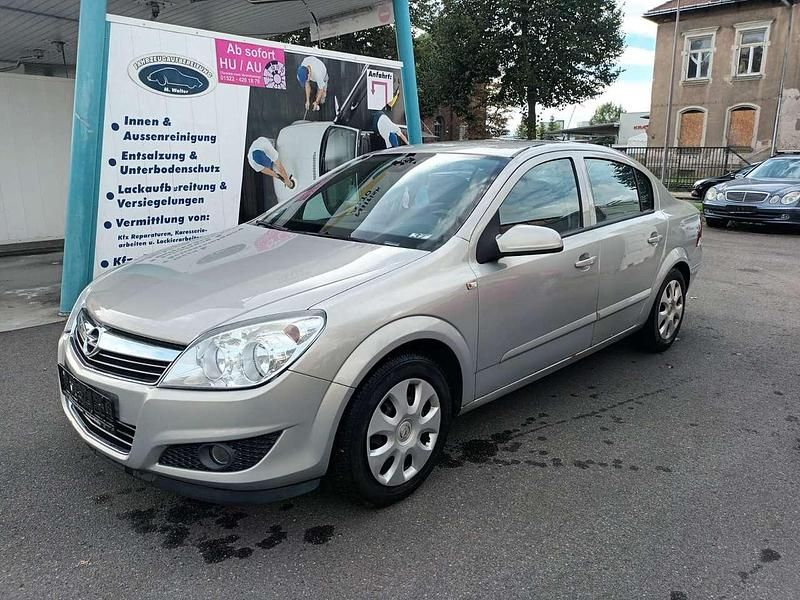 Grau Gebraucht 2009 Opel Astra Edition Limousine | 1.800 € (Fairer Preis) - Bild 1/4