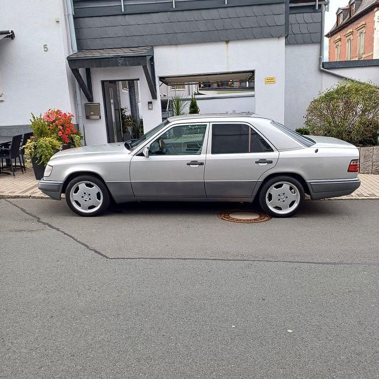 Gebraucht Mercedes 200 75 PS (55 kW) 1994 Silber Limousine
