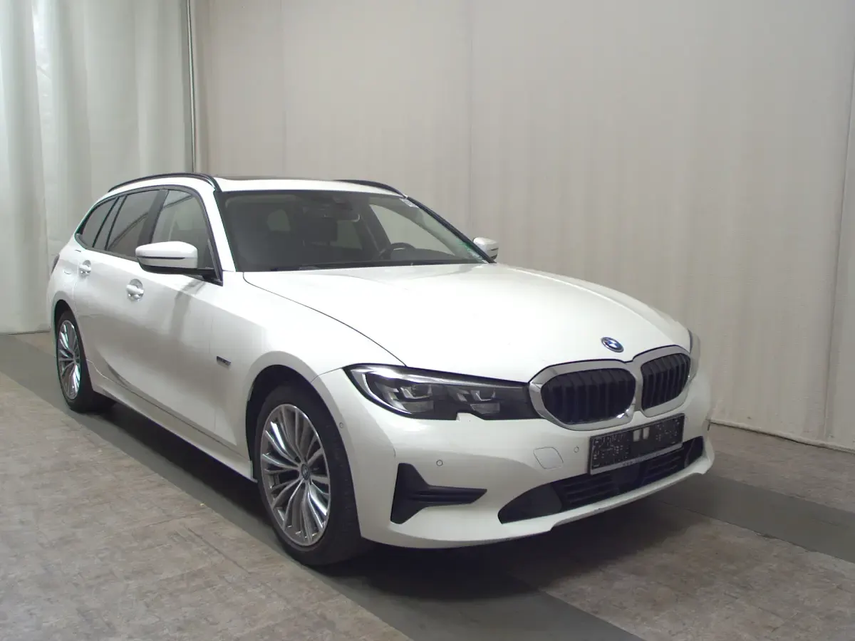 Gebraucht BMW 320e Advantage 204 PS (150 kW) 2021 Alpinweiss Kombi