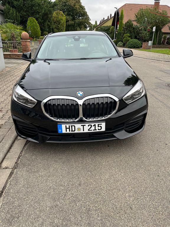 Schwarz Gebraucht 2020 BMW 118 Advantage Kleinwagen | 16.700 € (Fairer Preis) - Bild 1/4