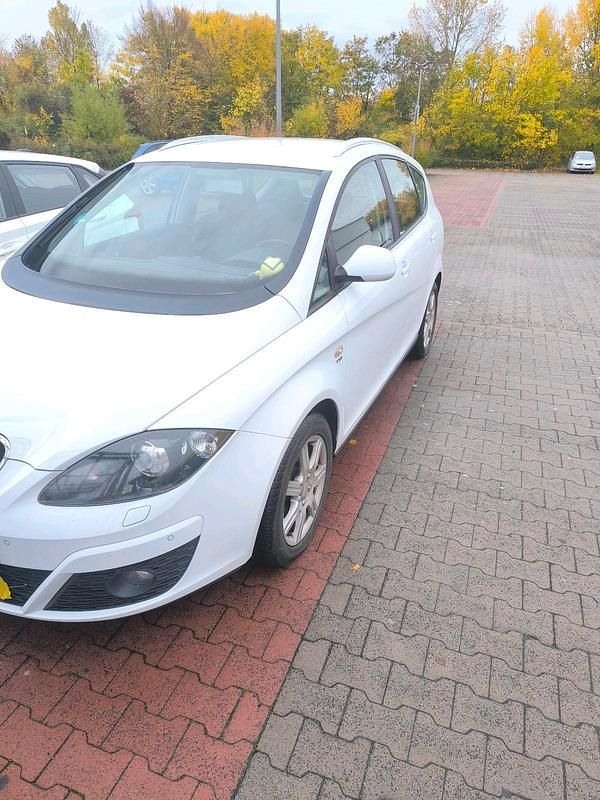 Weiß Gebraucht 2011 Seat Altea XL Style Van / Kleinbus | 4.900 € (Fairer Preis) - Bild 1/4