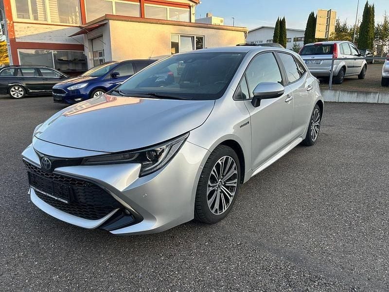Silber Gebraucht 2019 Toyota Corolla Hybrid Club Limousine | 15.950 € (Superpreis) - Bild 1/4