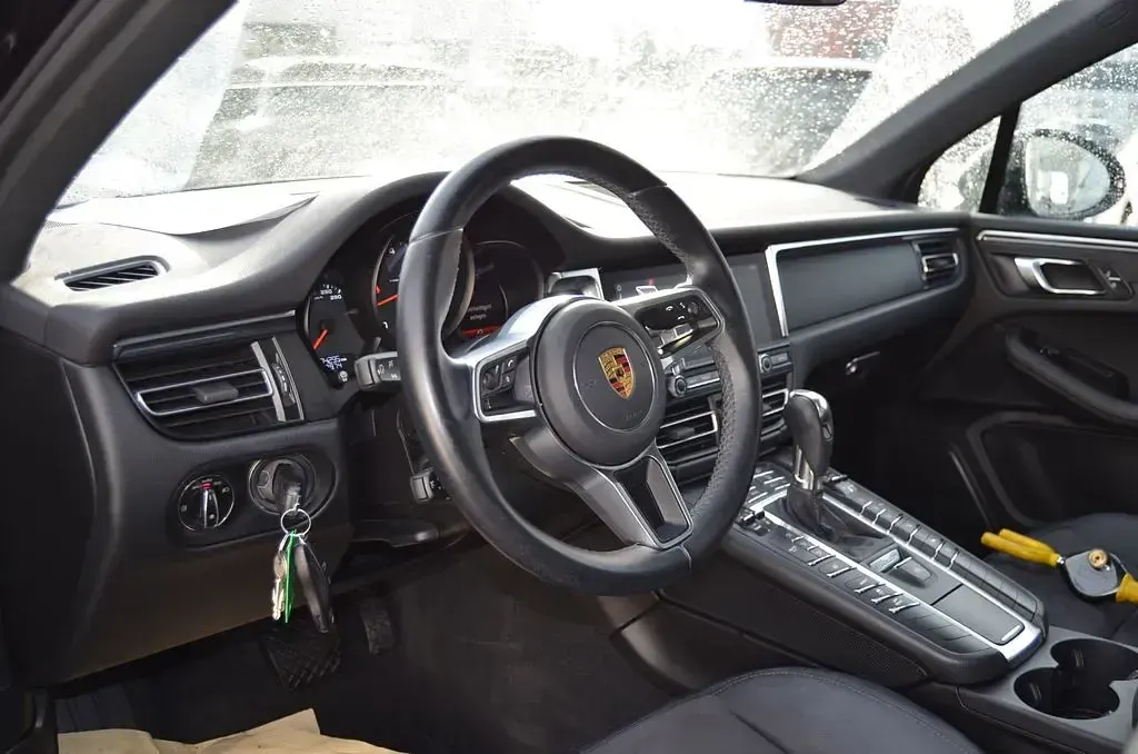Gebraucht Porsche Macan 245 PS (180 kW) 2021 Tiefschwarz SUV