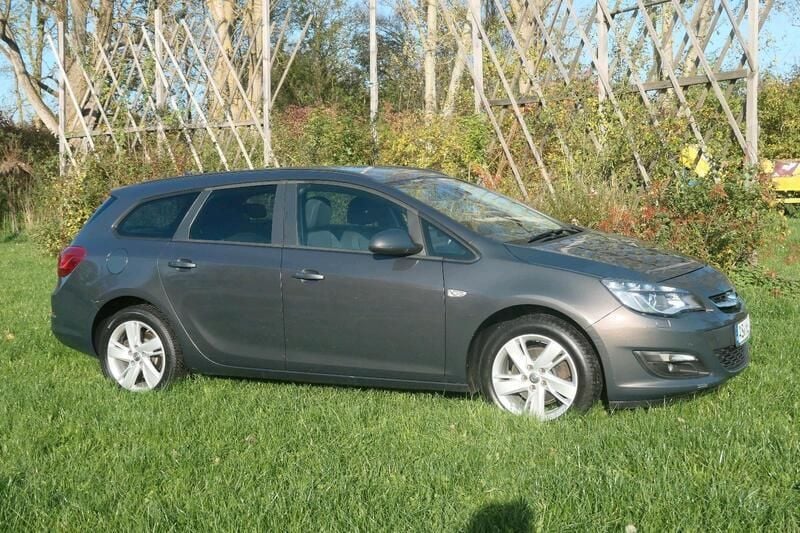 Grau Gebraucht 2015 Opel Astra Kombi | 8.900 € (Superpreis) - Bild 1/4